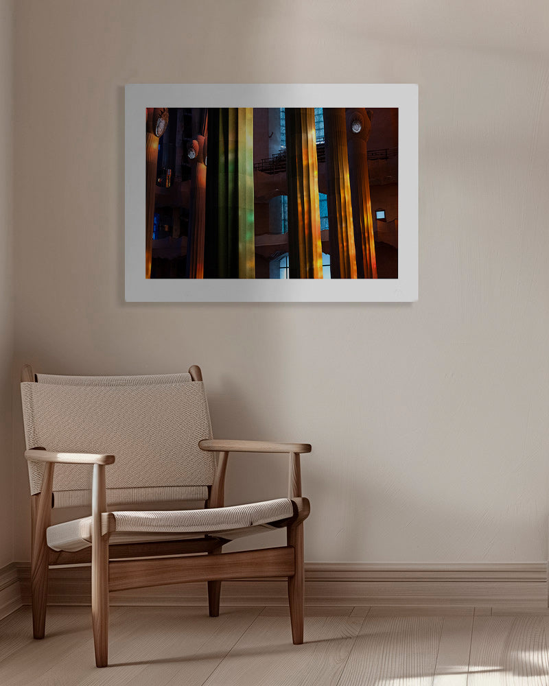 Fotografia de colunas interiores iluminadas
