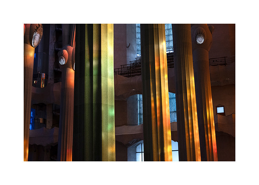 Fotografia de colunas interiores iluminadas