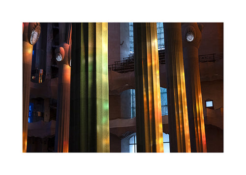 Fotografia de colunas interiores iluminadas