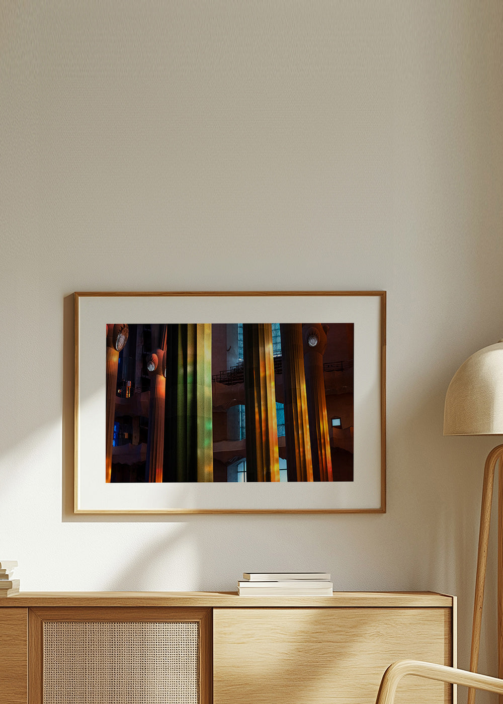 Fotografia de colunas interiores iluminadas