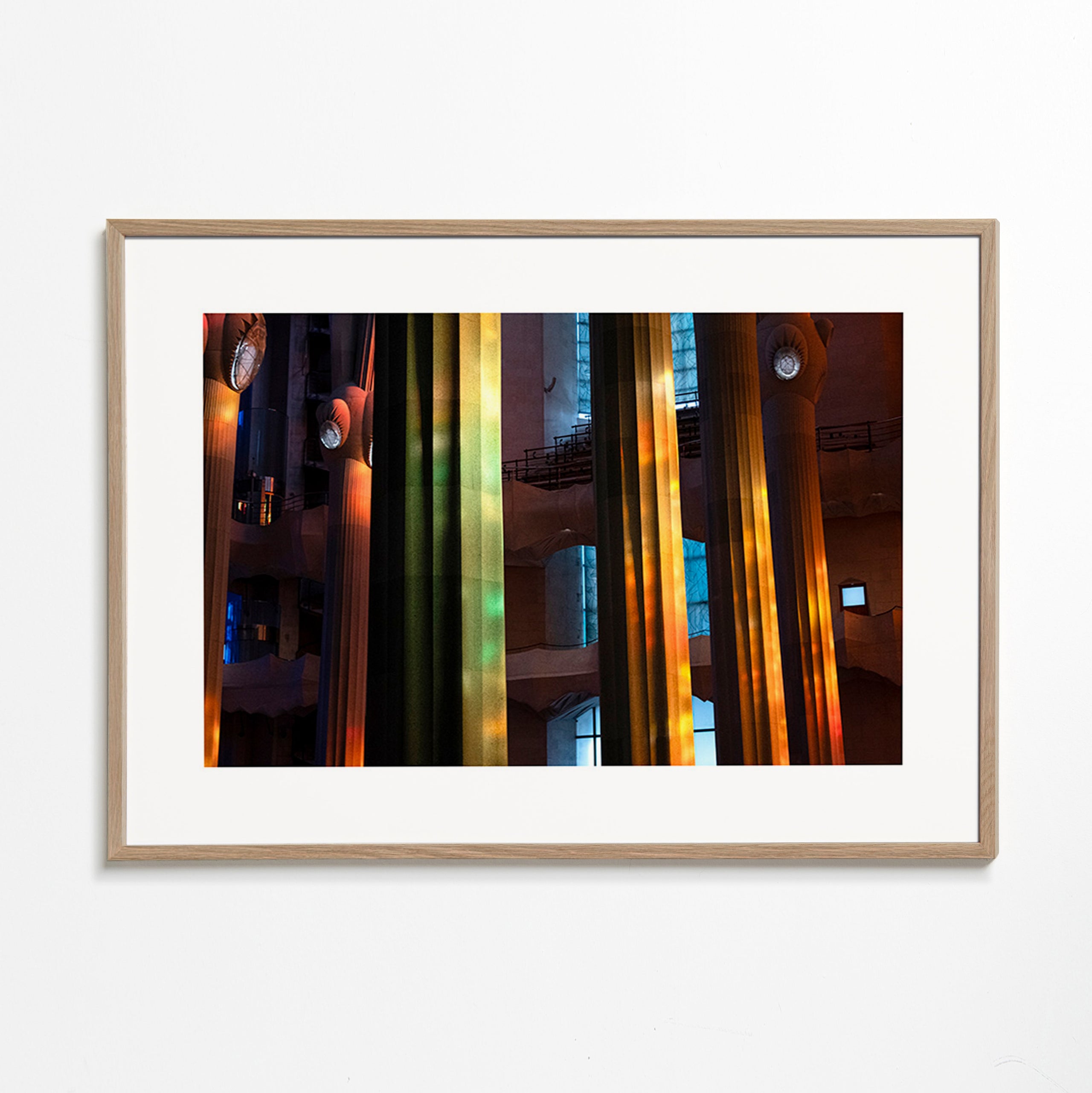 Fotografia de colunas interiores iluminadas