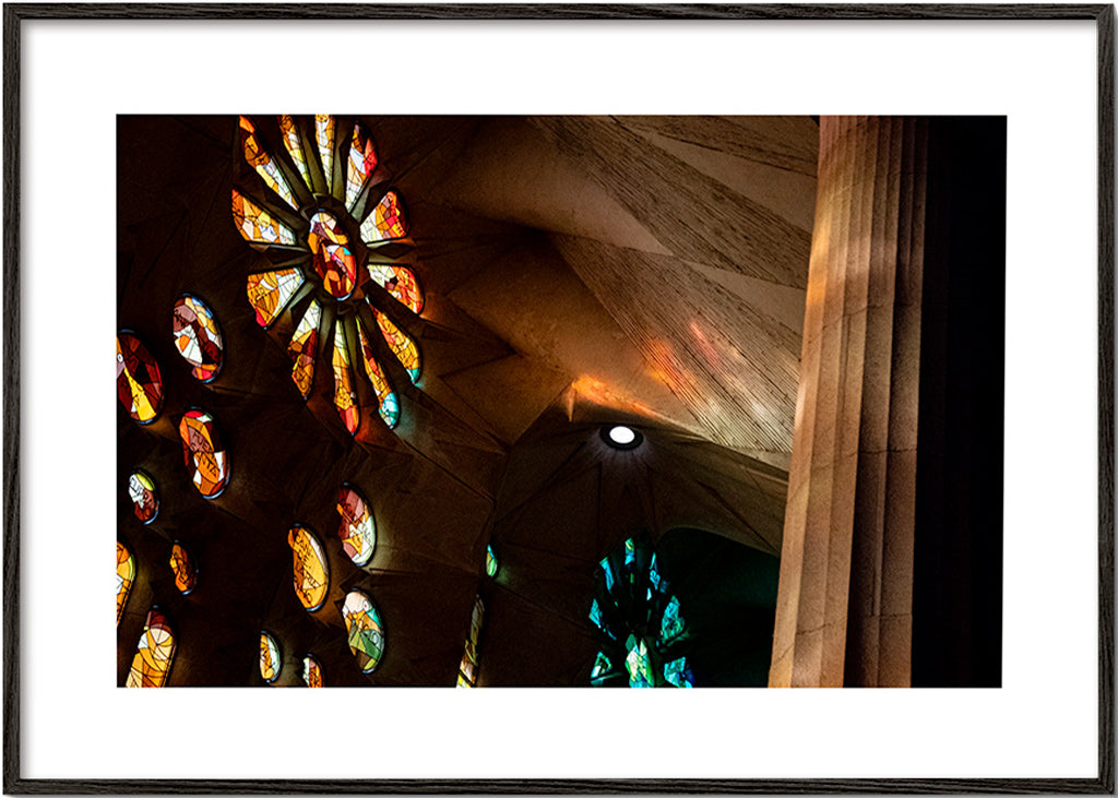 Fotografia arquitetônica de vitrais com luz quente