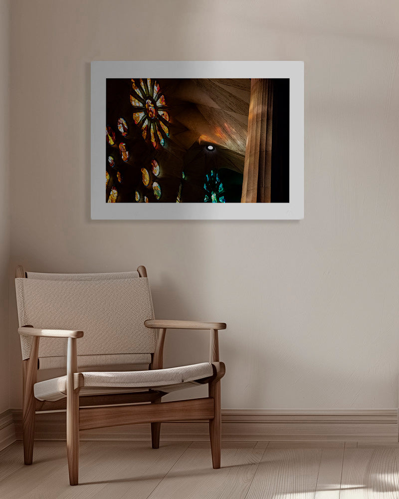 Fotografia arquitetônica de vitrais com luz quente