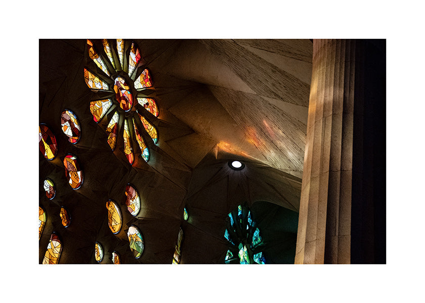Fotografia arquitetônica de vitrais com luz quente