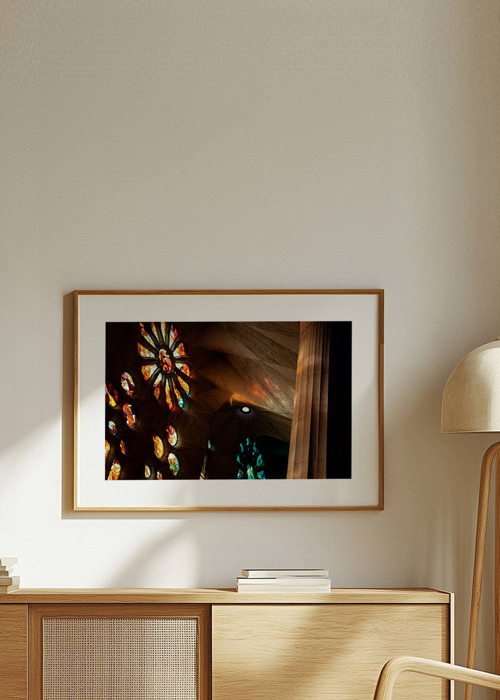 Fotografia arquitetônica de vitrais com luz quente