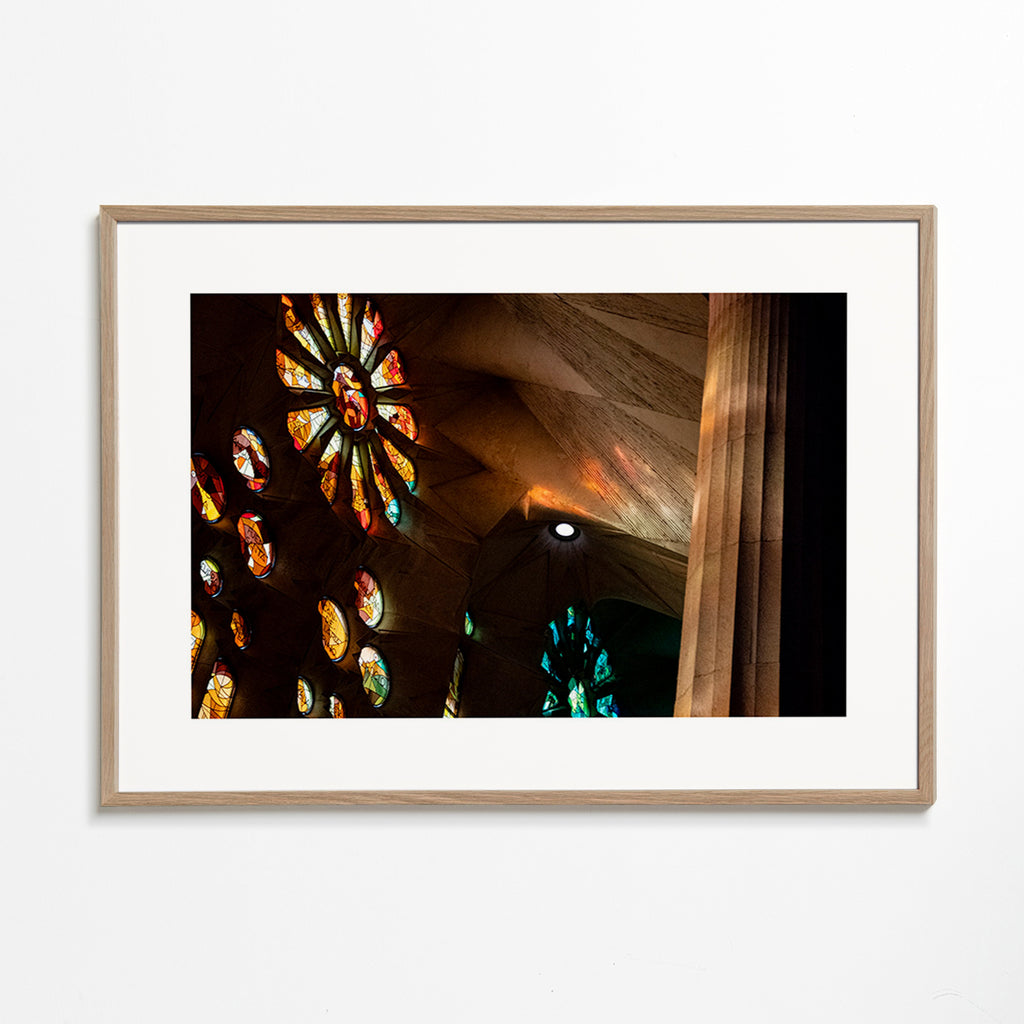 Fotografia arquitetônica de vitrais com luz quente