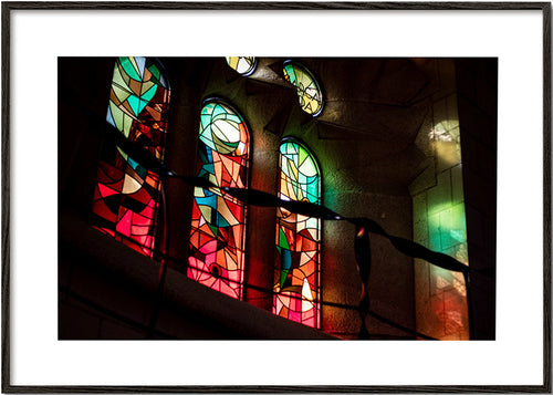Fotografia de vitrais coloridos em interior gótico