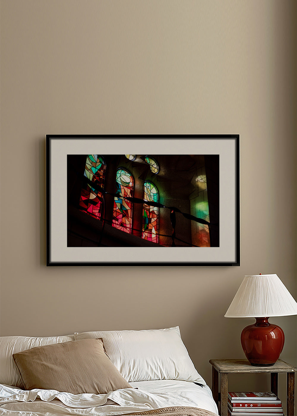 Fotografia de vitrais coloridos em interior gótico