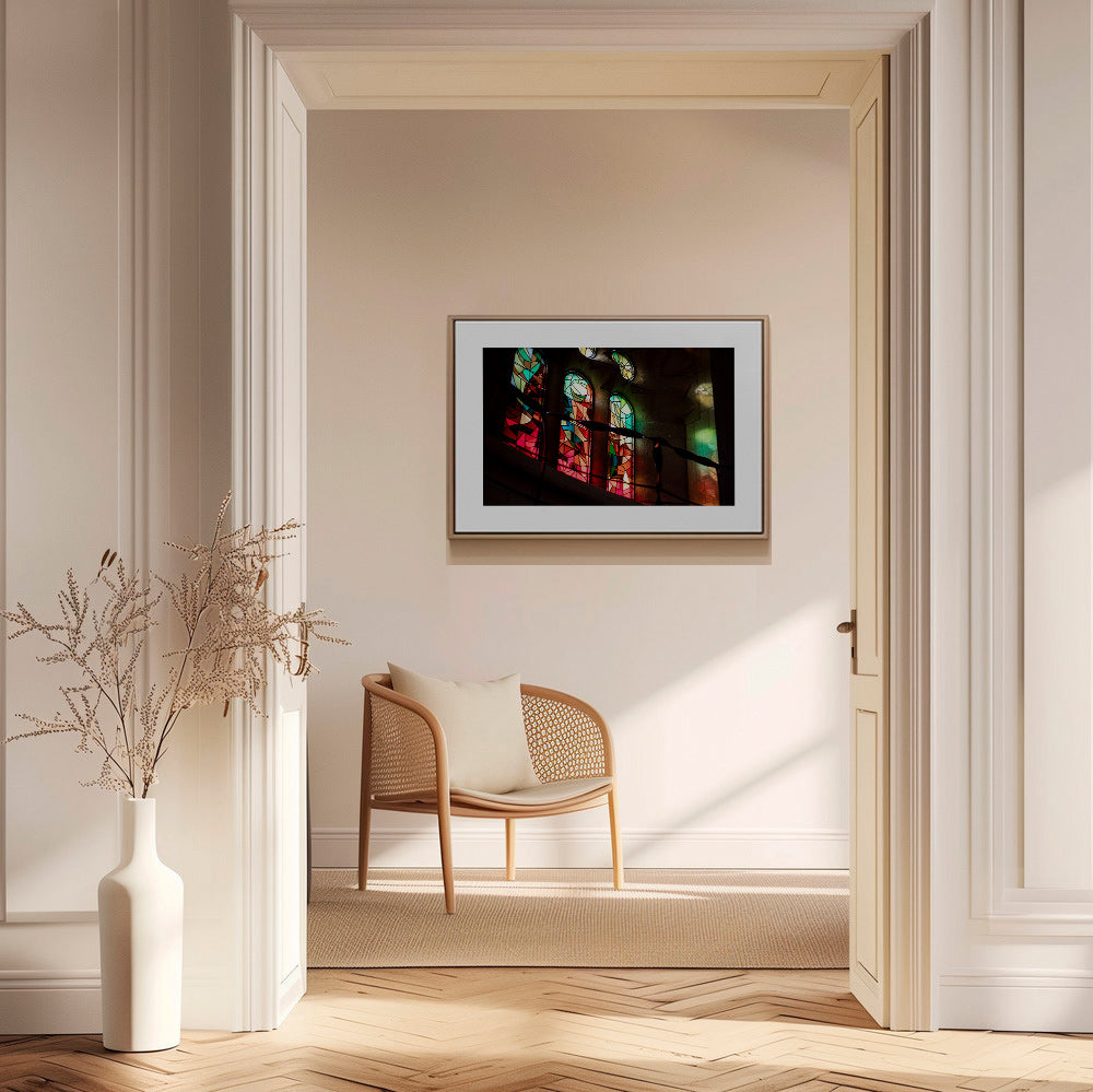 Fotografia de vitrais coloridos em interior gótico