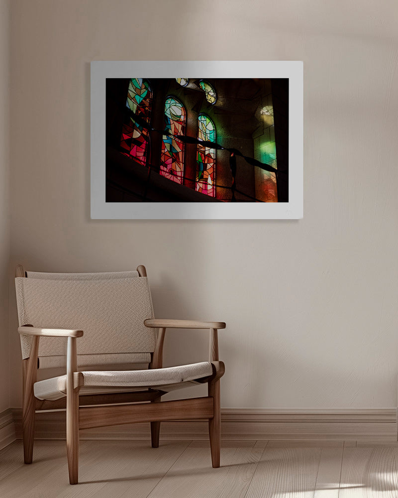 Fotografia de vitrais coloridos em interior gótico