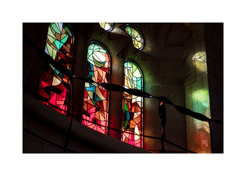 Fotografia de vitrais coloridos em interior gótico