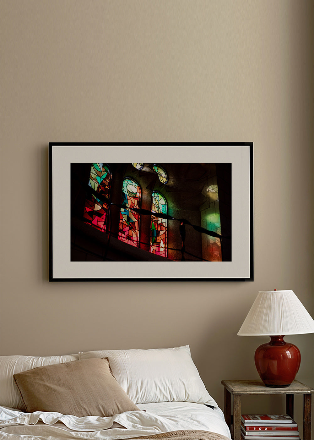 Fotografia de vitrais coloridos em interior gótico