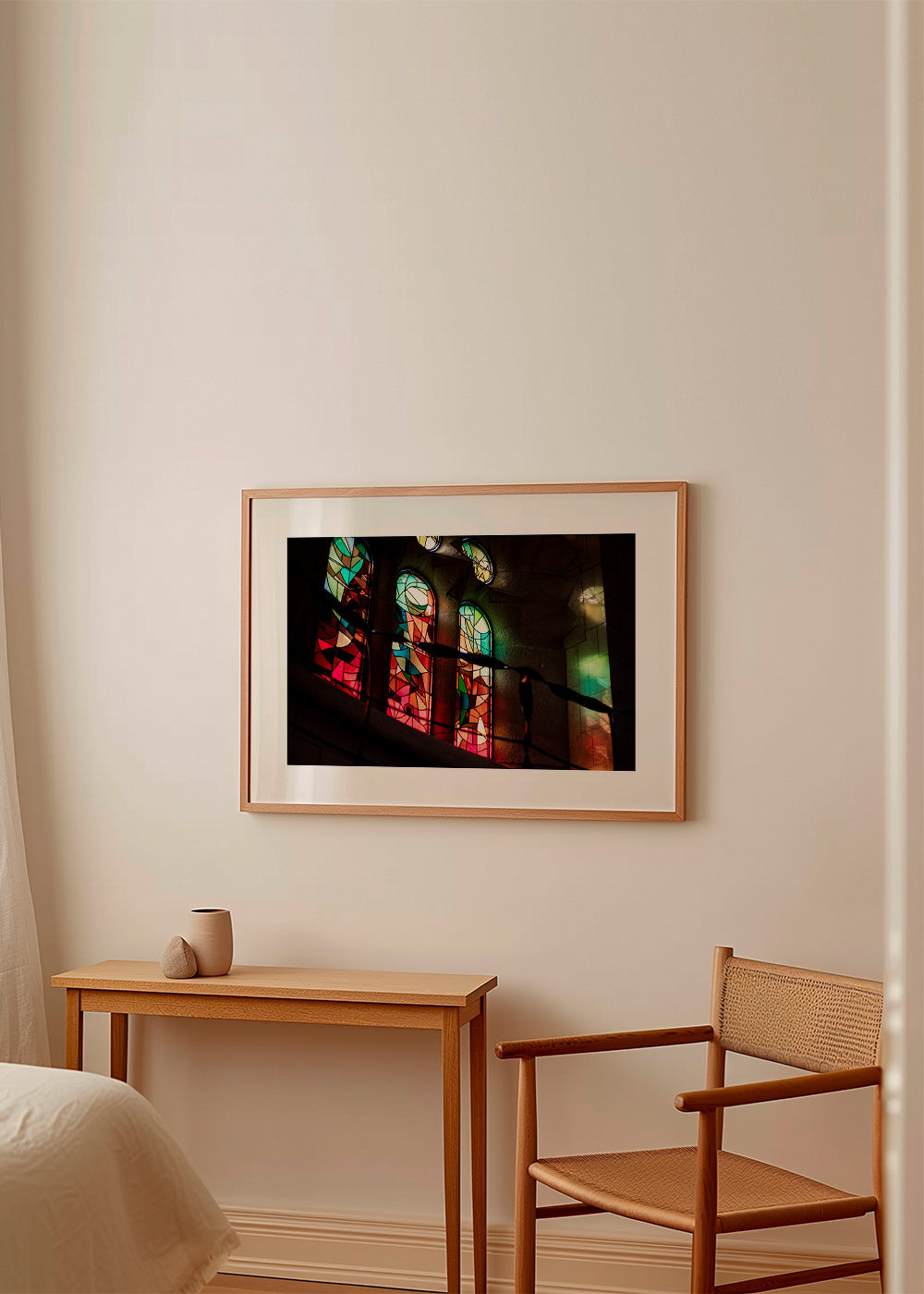 Fotografia de vitrais coloridos em interior gótico