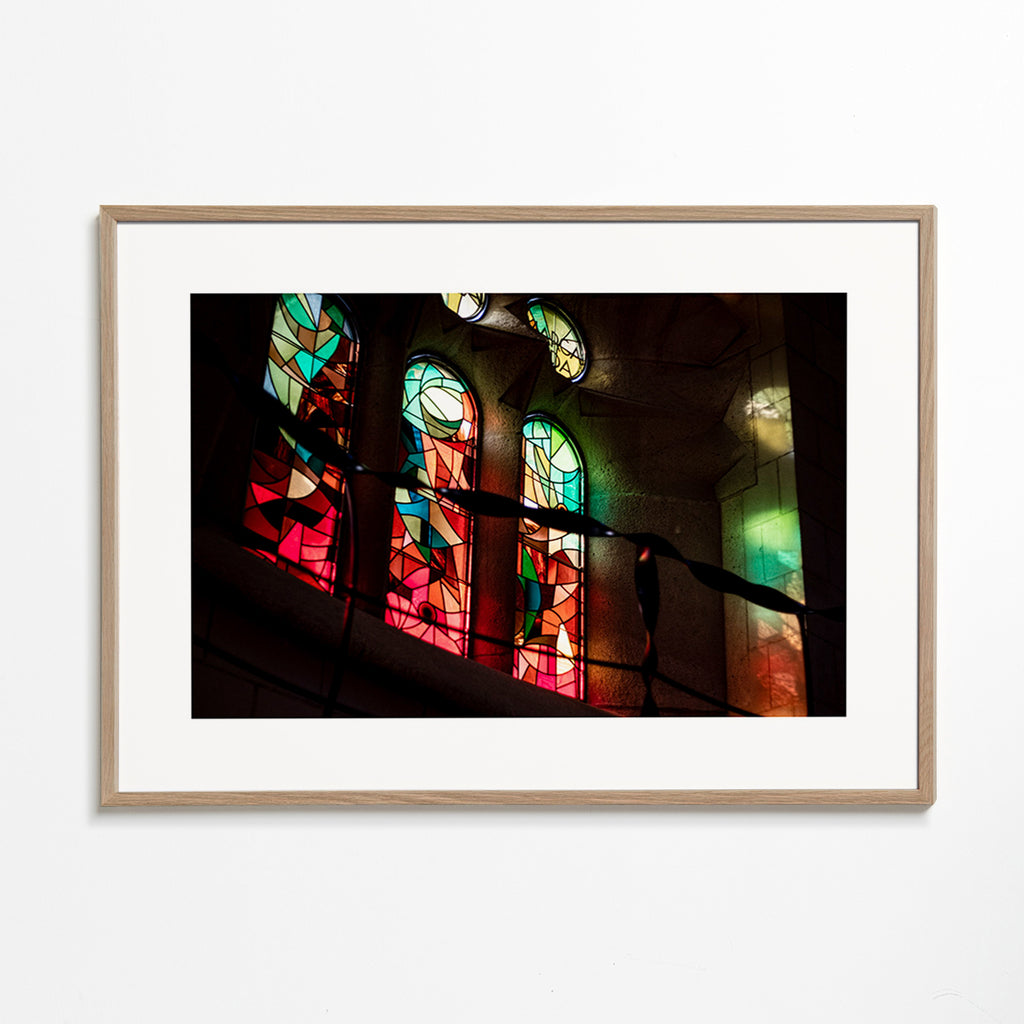 Fotografia de vitrais coloridos em interior gótico
