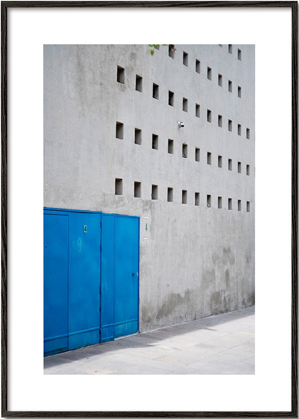 Porta azul e fachada geométrica