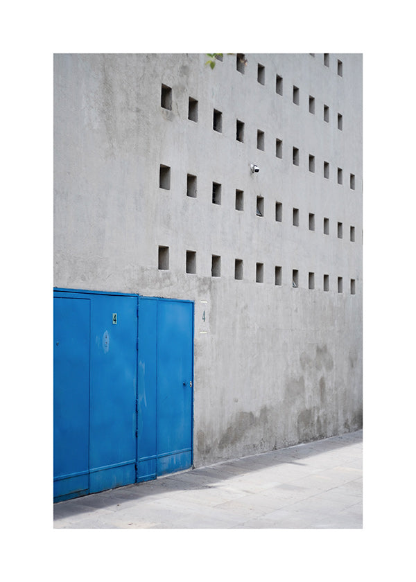 Porta azul e fachada geométrica