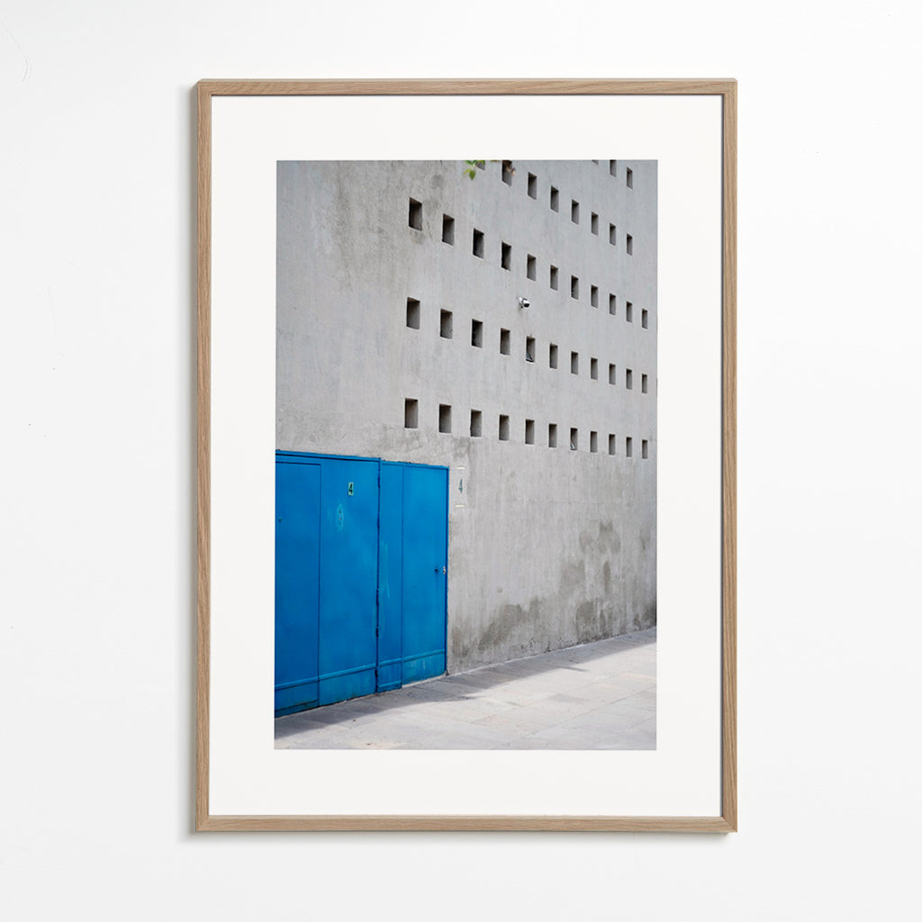 Porta azul e fachada geométrica