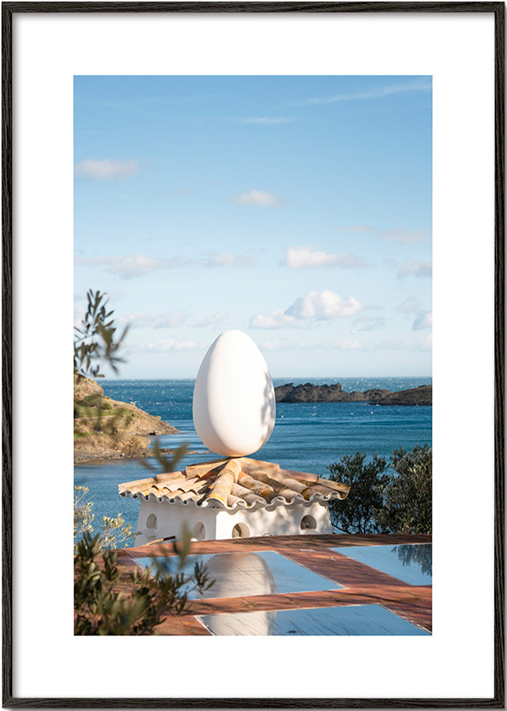 Arte para paisagem com ovo escultórico na costa