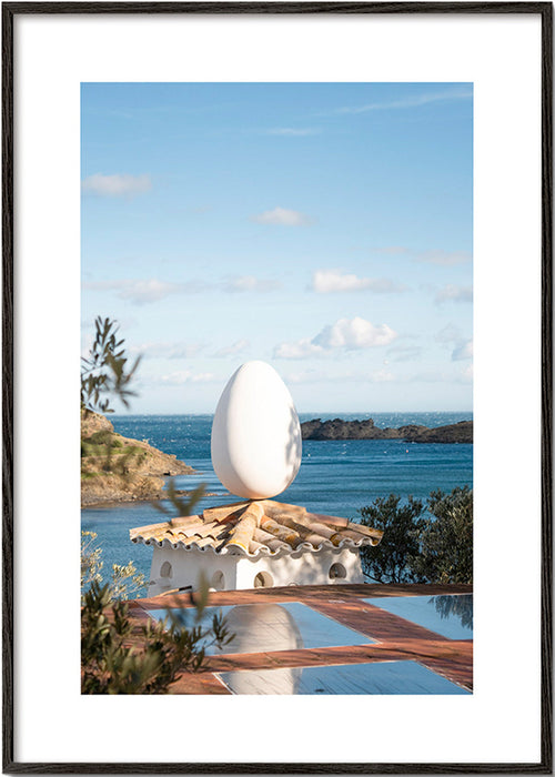 Arte para paisagem com ovo escultórico na costa