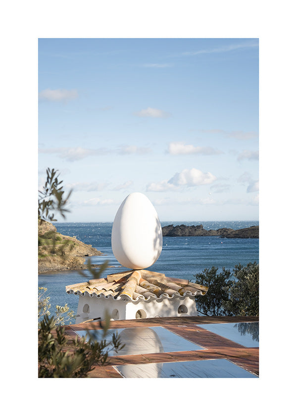 Arte para paisagem com ovo escultórico na costa