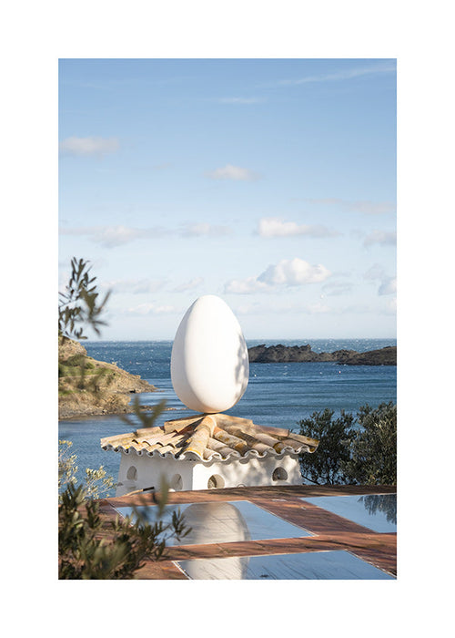 Arte para paisagem com ovo escultórico na costa