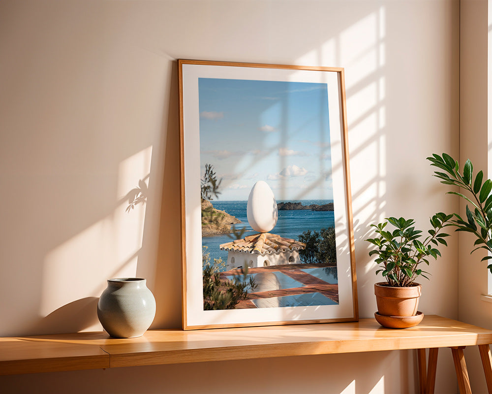 Arte para paisagem com ovo escultórico na costa