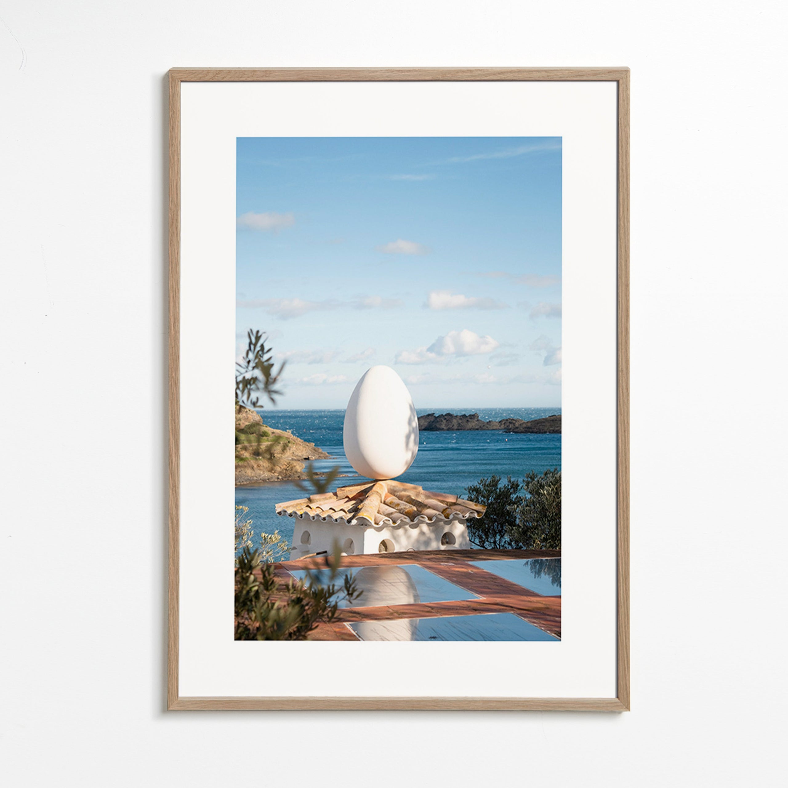 Arte para paisagem com ovo escultórico na costa