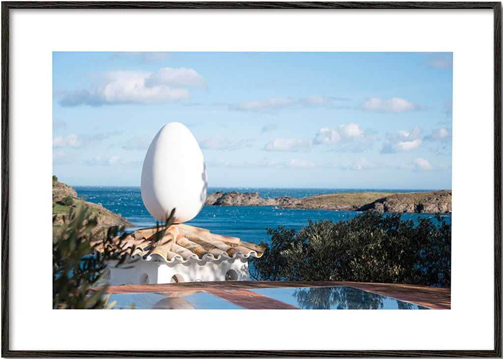 Arte de paisagem com escultura ovoide junto ao mar
