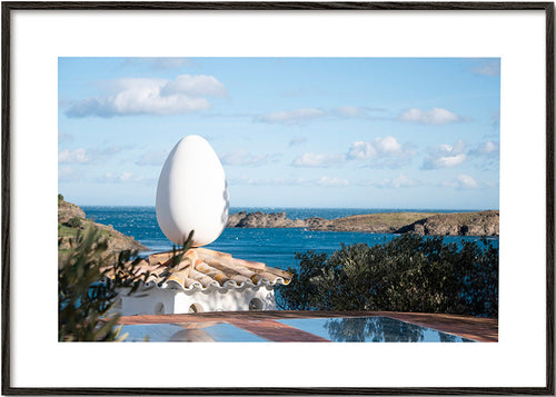 Arte de paisagem com escultura ovoide junto ao mar
