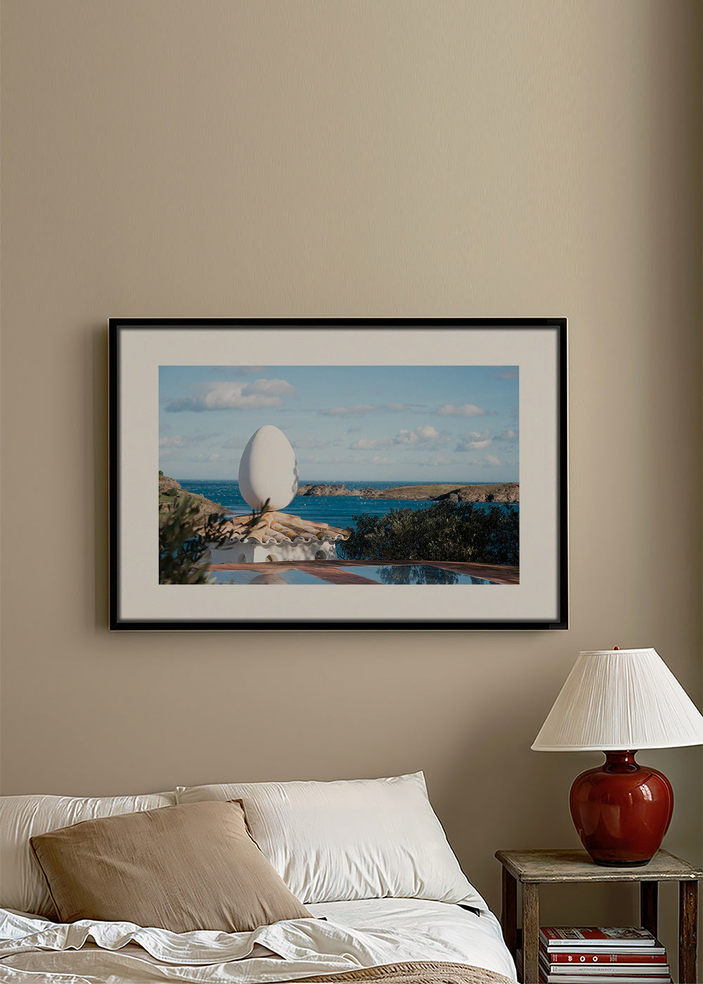 Arte de paisagem com escultura ovoide junto ao mar
