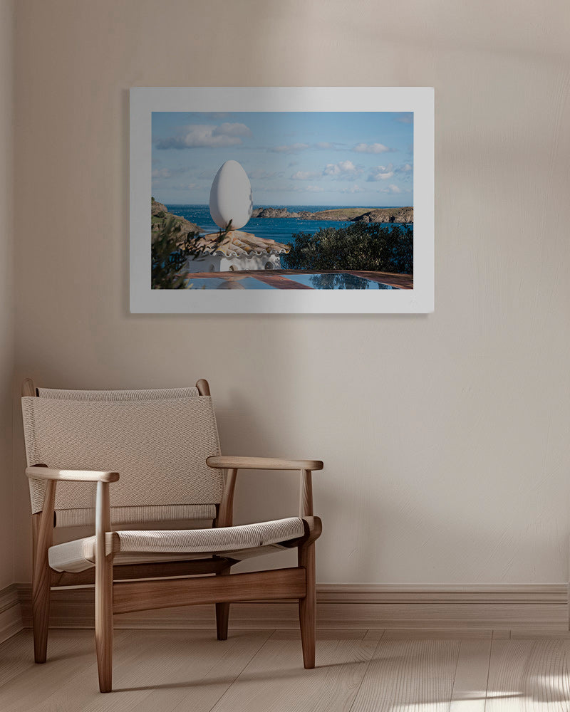 Arte de paisagem com escultura ovoide junto ao mar