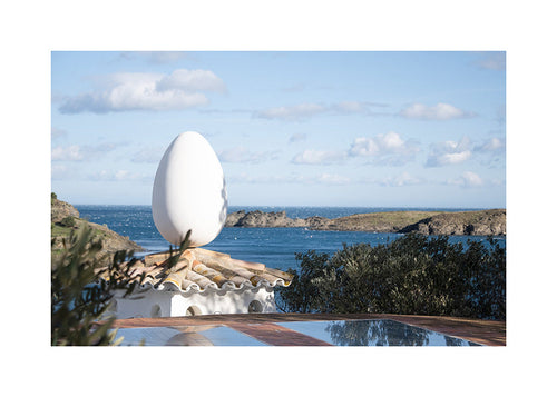 Arte de paisagem com escultura ovoide junto ao mar