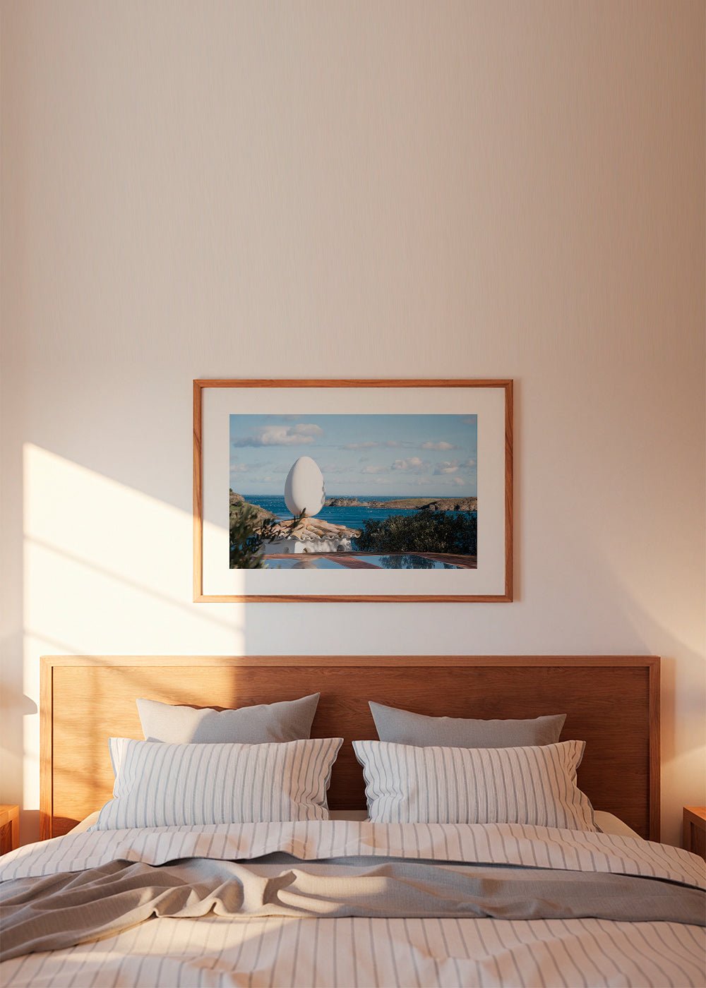 Arte de paisagem com escultura ovoide junto ao mar