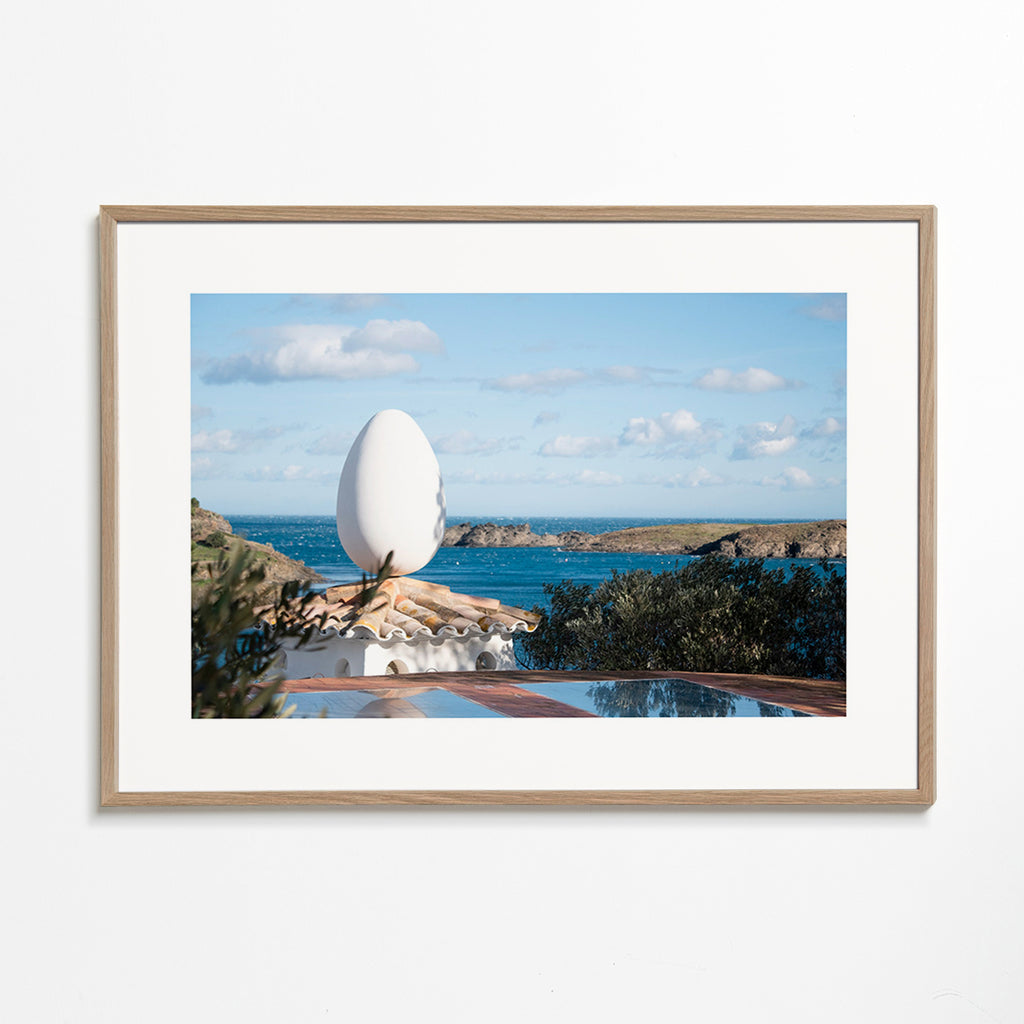 Arte de paisagem com escultura ovoide junto ao mar
