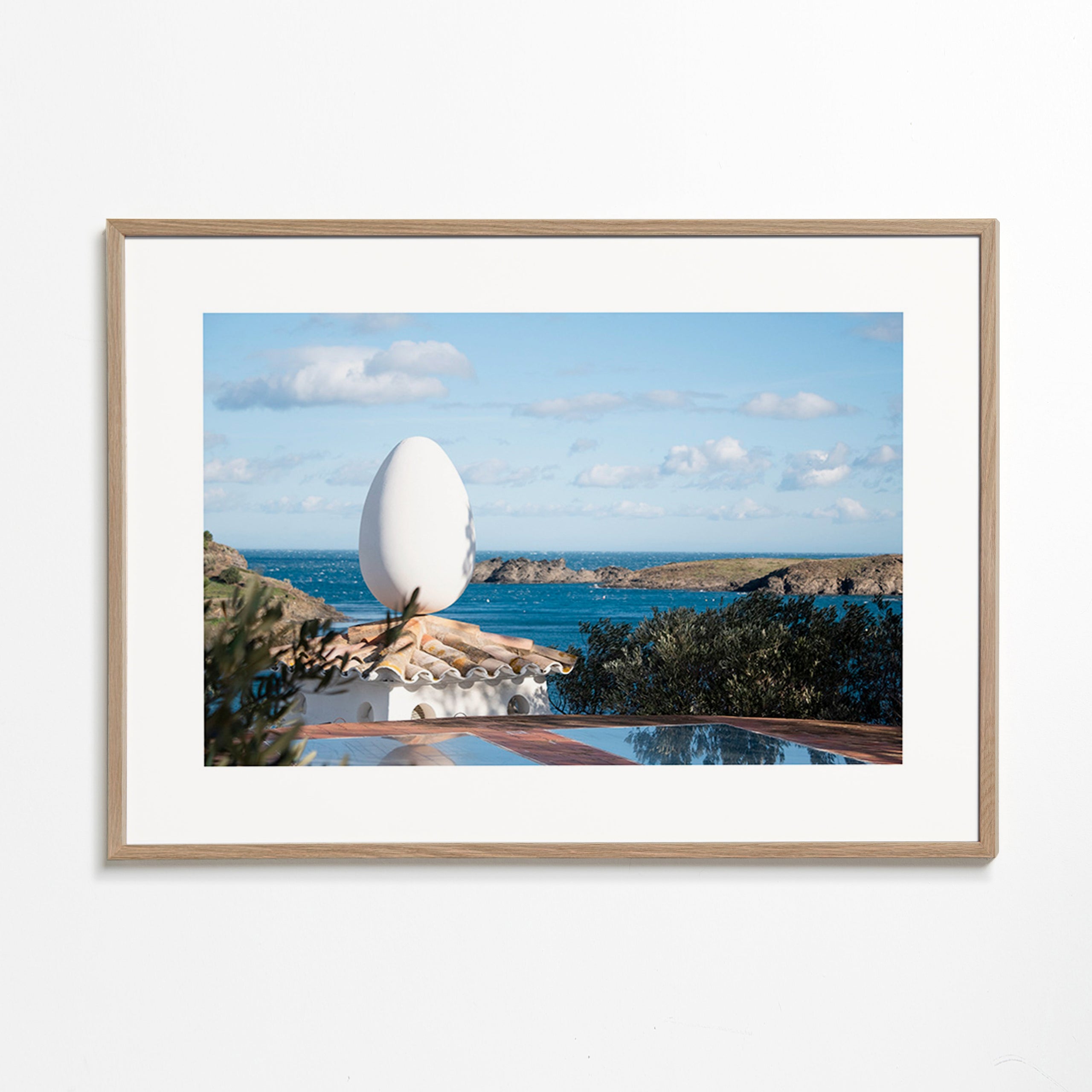 Arte de paisagem com escultura ovoide junto ao mar