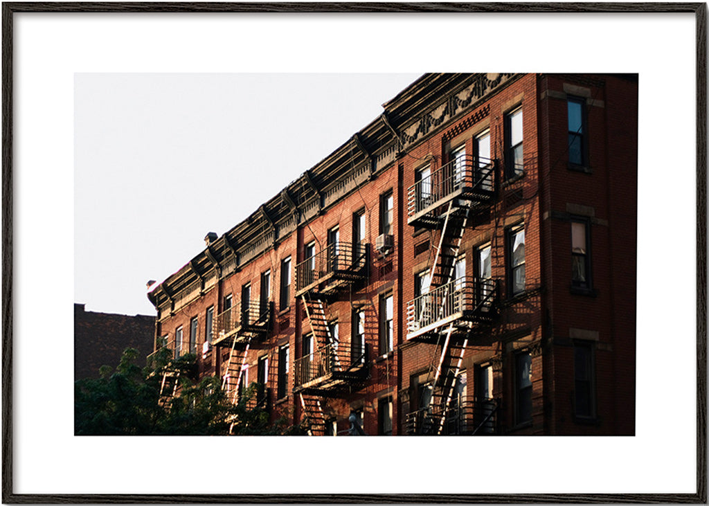 Quadro de viagem: fachada brownstone de Nova Iorque com escadas de incêndio