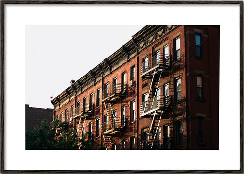 Quadro de viagem: fachada brownstone de Nova Iorque com escadas de incêndio