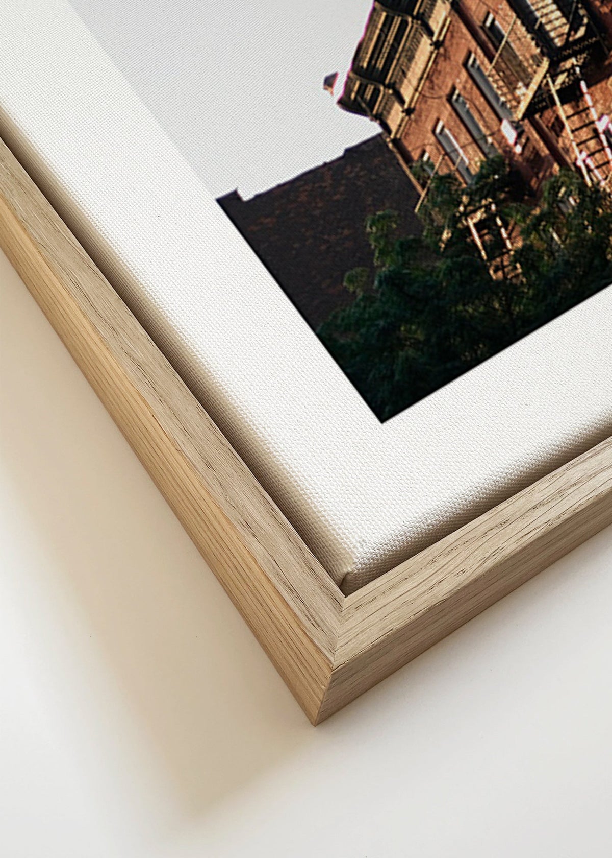 Quadro de viagem: fachada brownstone de Nova Iorque com escadas de incêndio