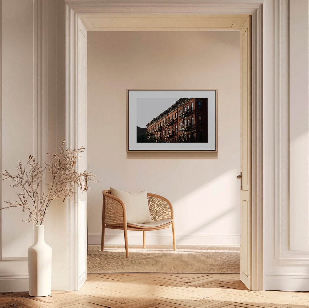 Quadro de viagem: fachada brownstone de Nova Iorque com escadas de incêndio