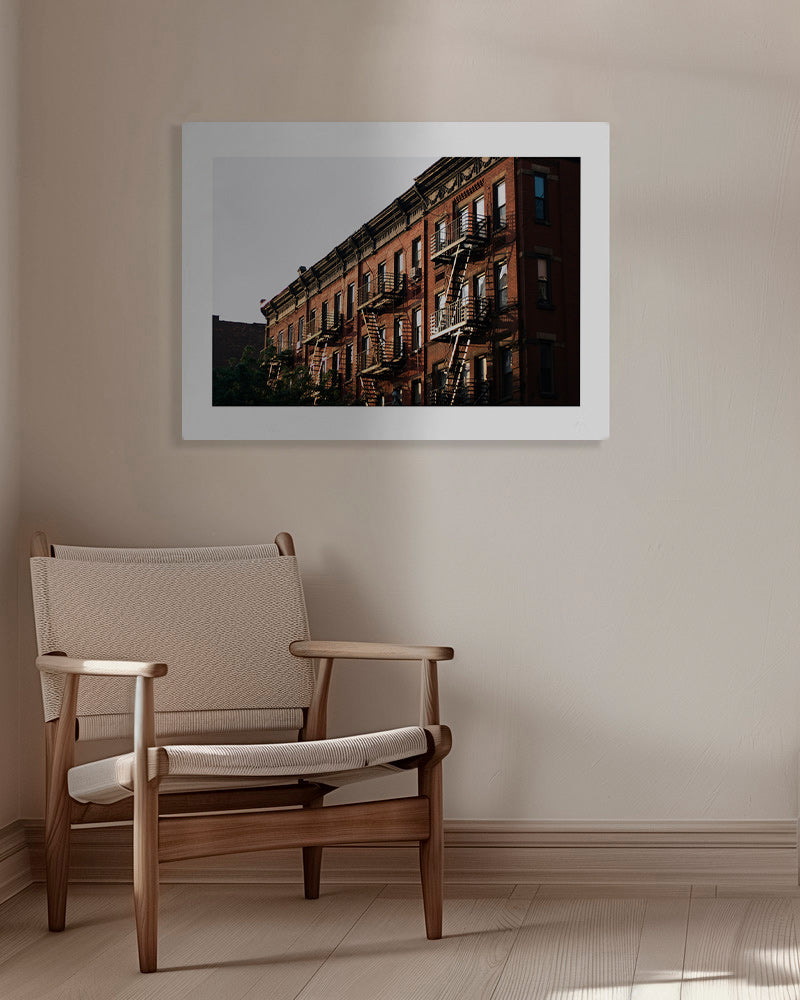 Quadro de viagem: fachada brownstone de Nova Iorque com escadas de incêndio