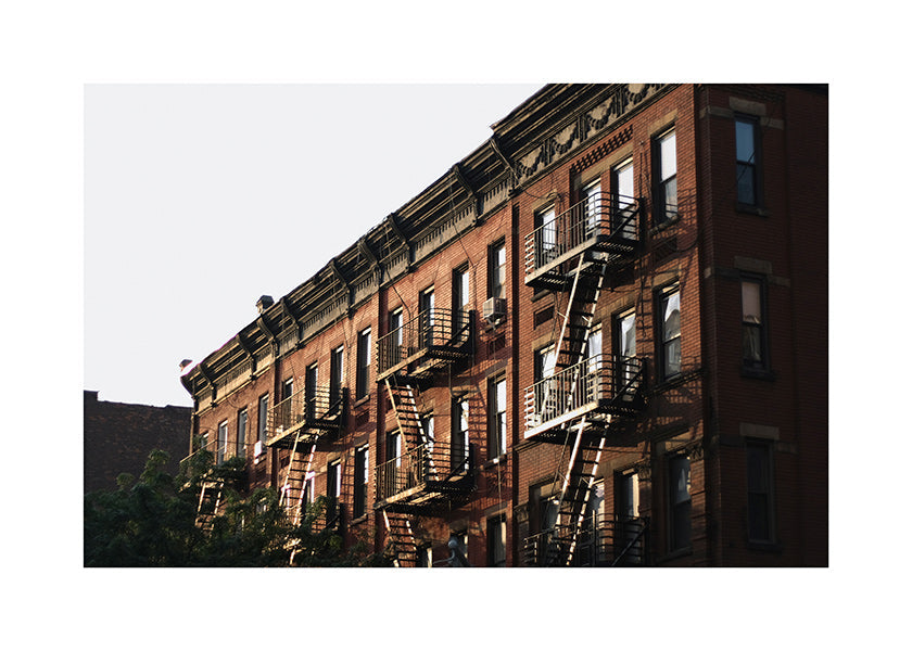 Quadro de viagem: fachada brownstone de Nova Iorque com escadas de incêndio