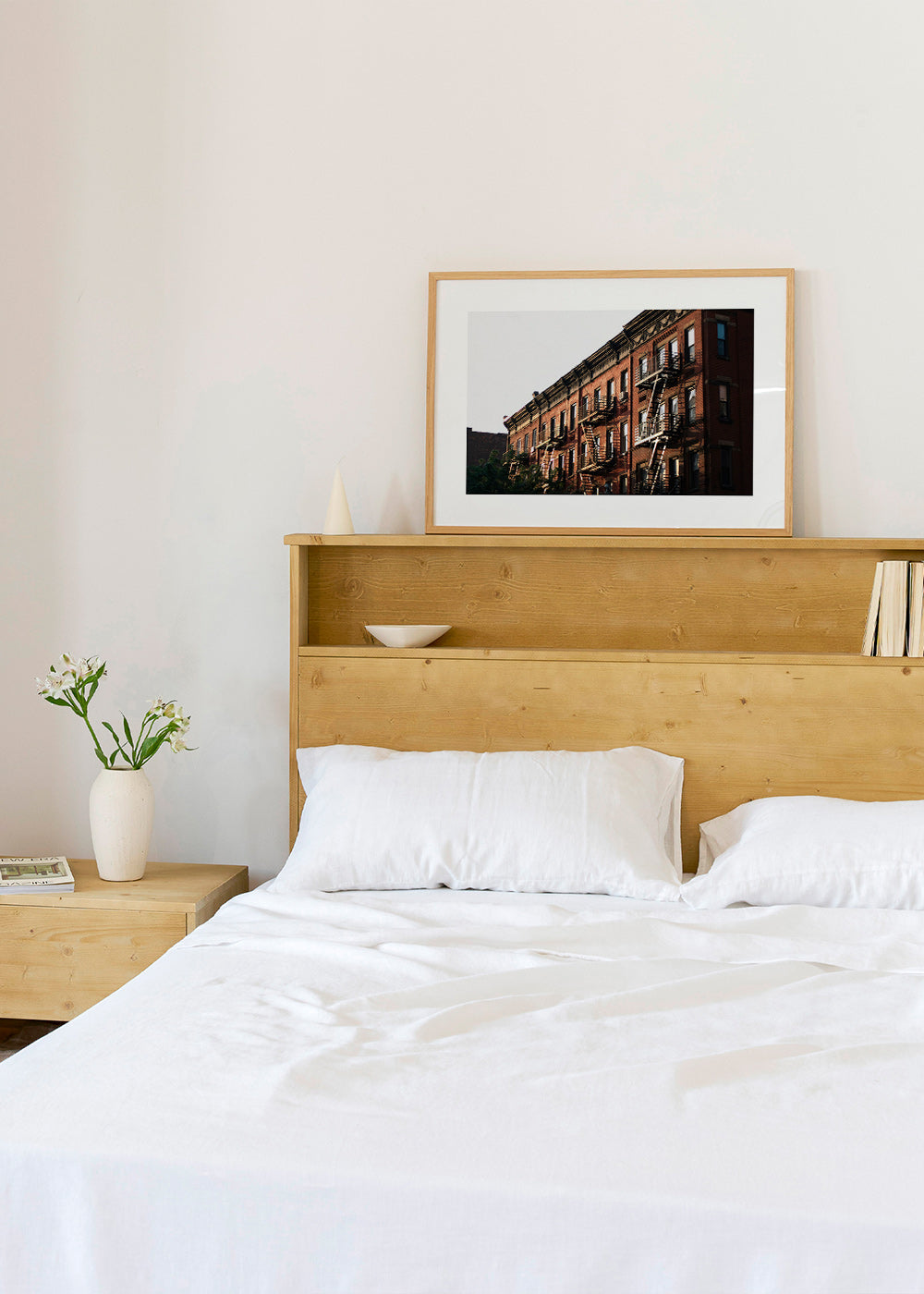 Quadro de viagem: fachada brownstone de Nova Iorque com escadas de incêndio
