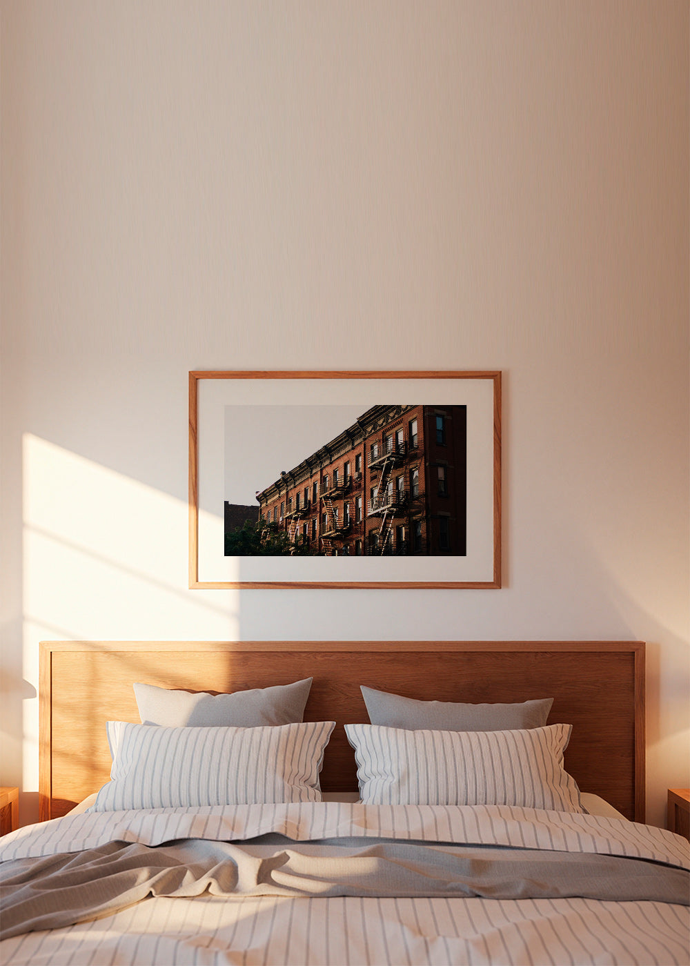 Quadro de viagem: fachada brownstone de Nova Iorque com escadas de incêndio