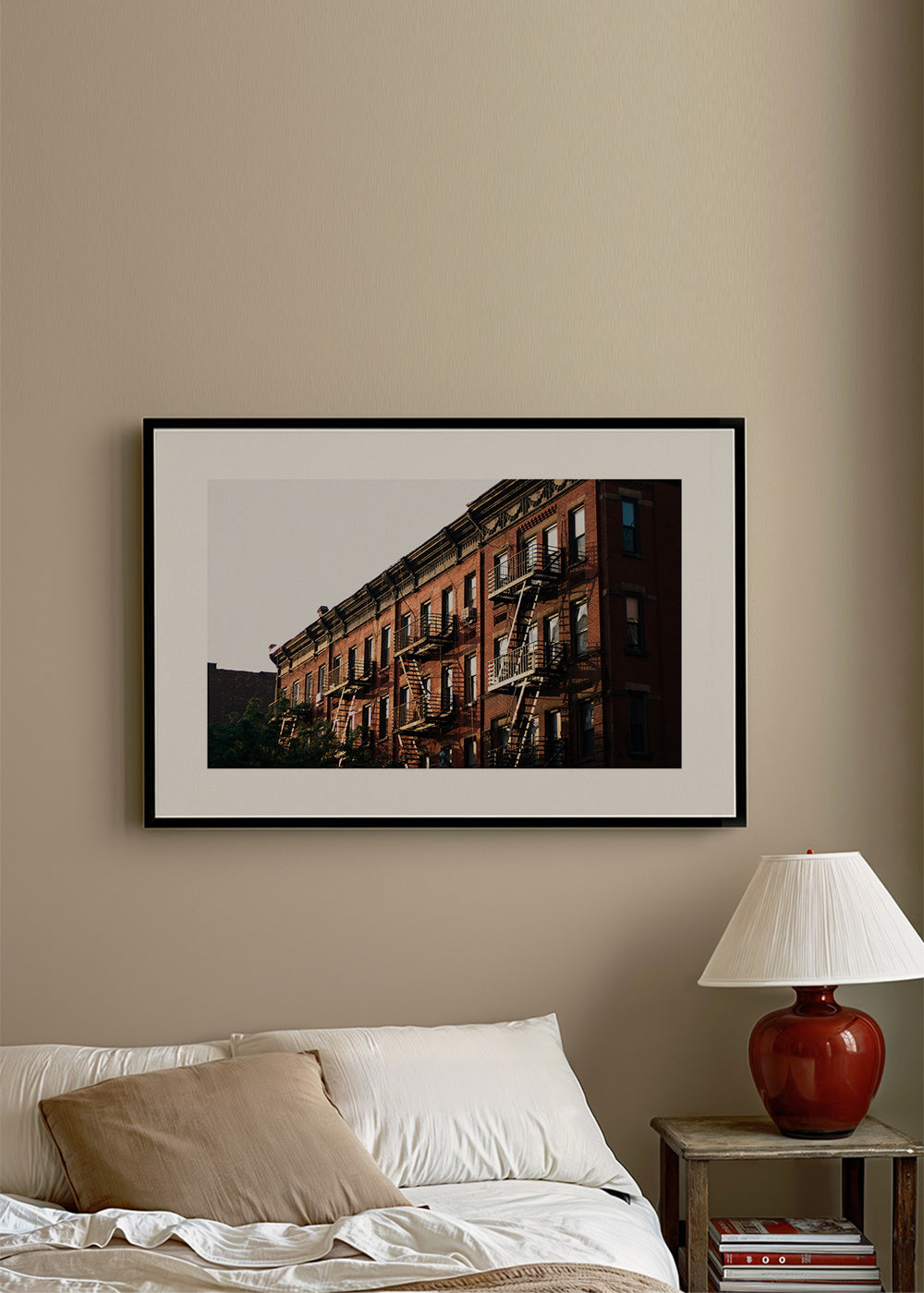 Quadro de viagem: fachada brownstone de Nova Iorque com escadas de incêndio