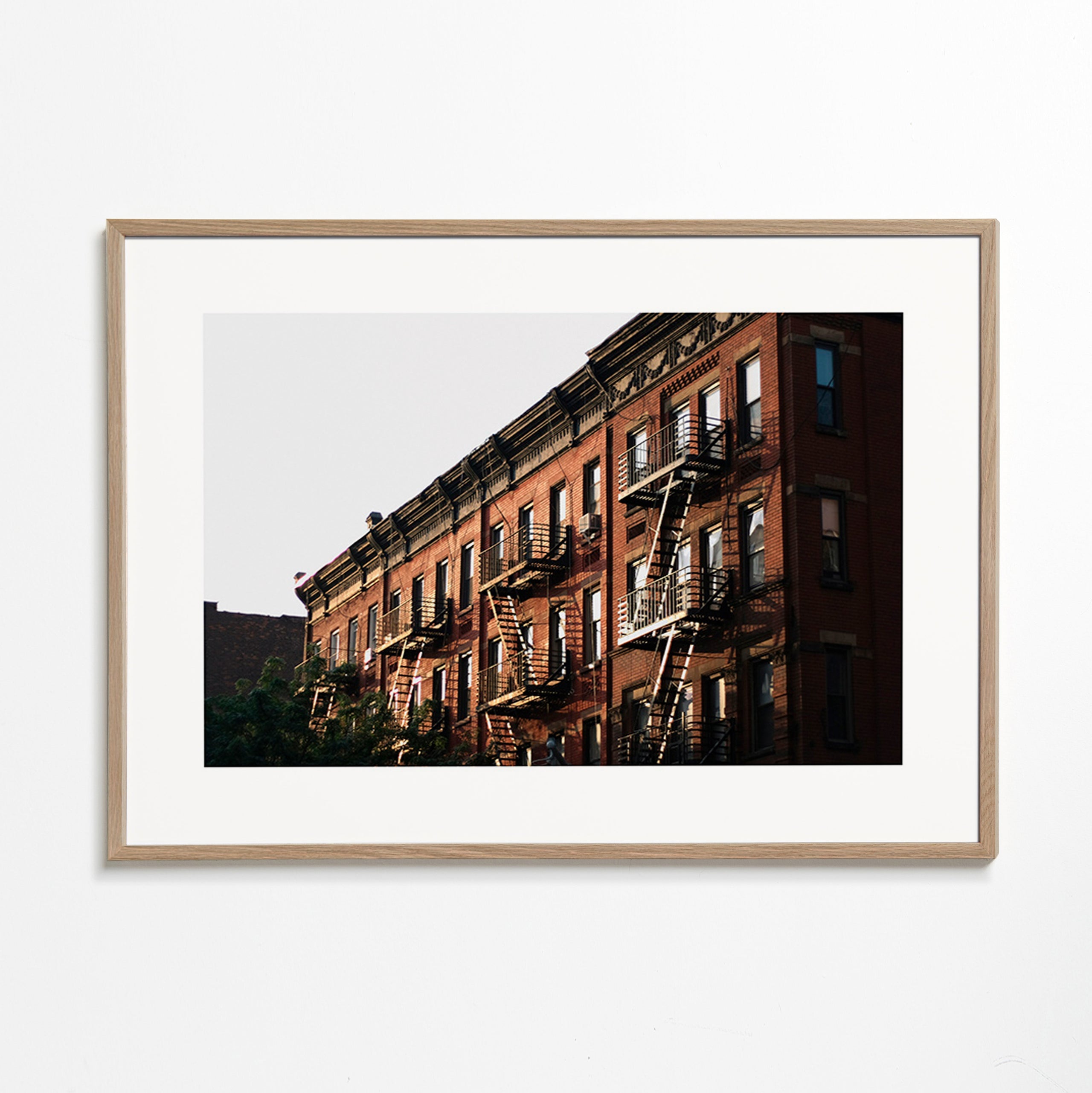 Quadro de viagem: fachada brownstone de Nova Iorque com escadas de incêndio