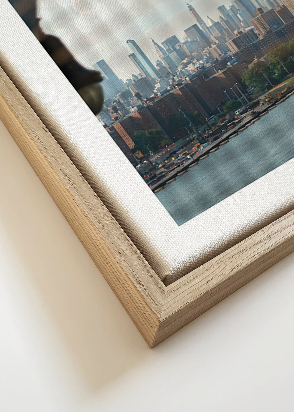 Quadro de cidades com skyline pela janela