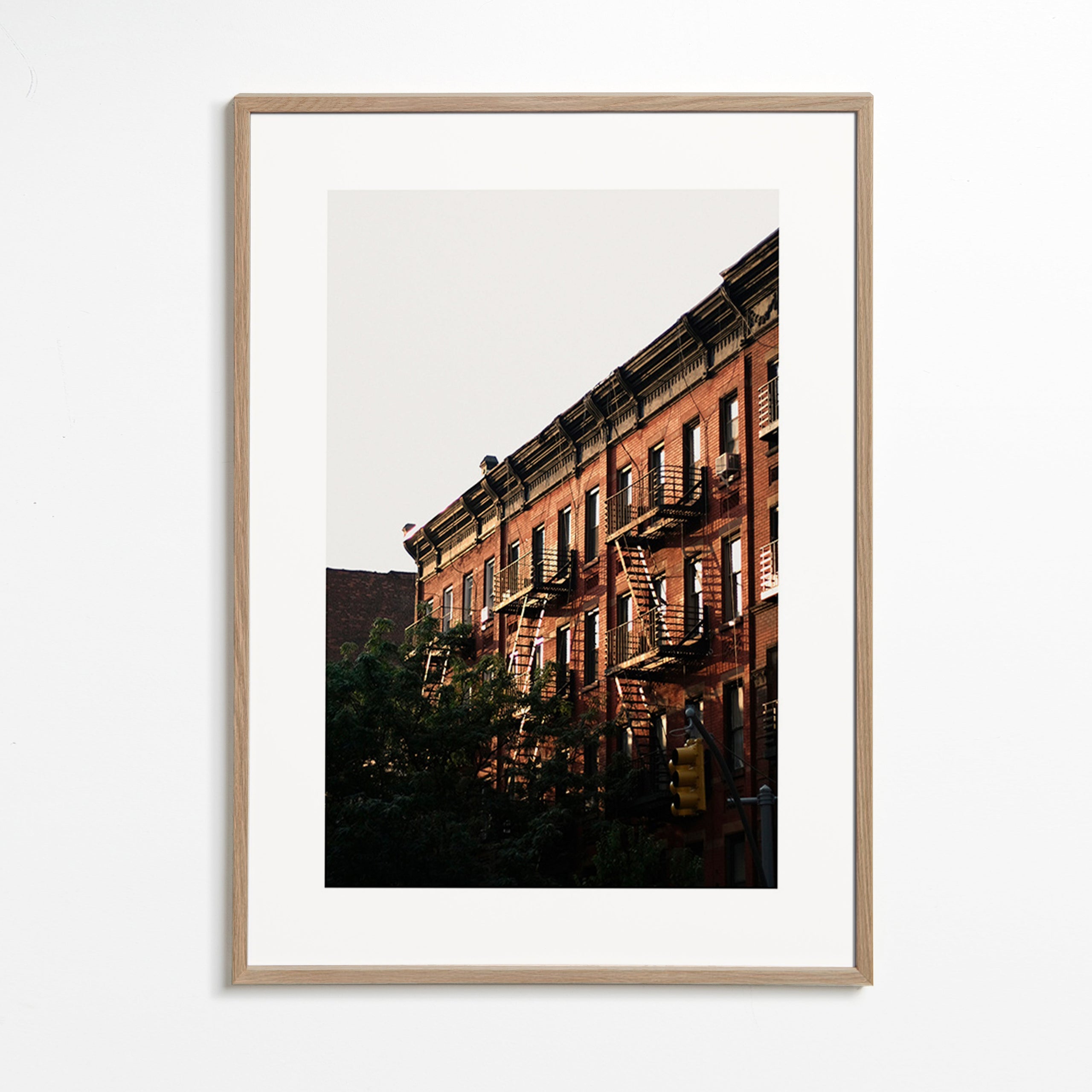 Quadro de cidades com fachadas de tijolo e escadas externas