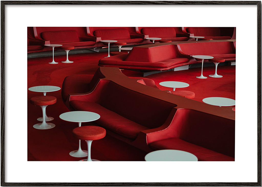 Fotografia lounge vermelha com assentos curvos