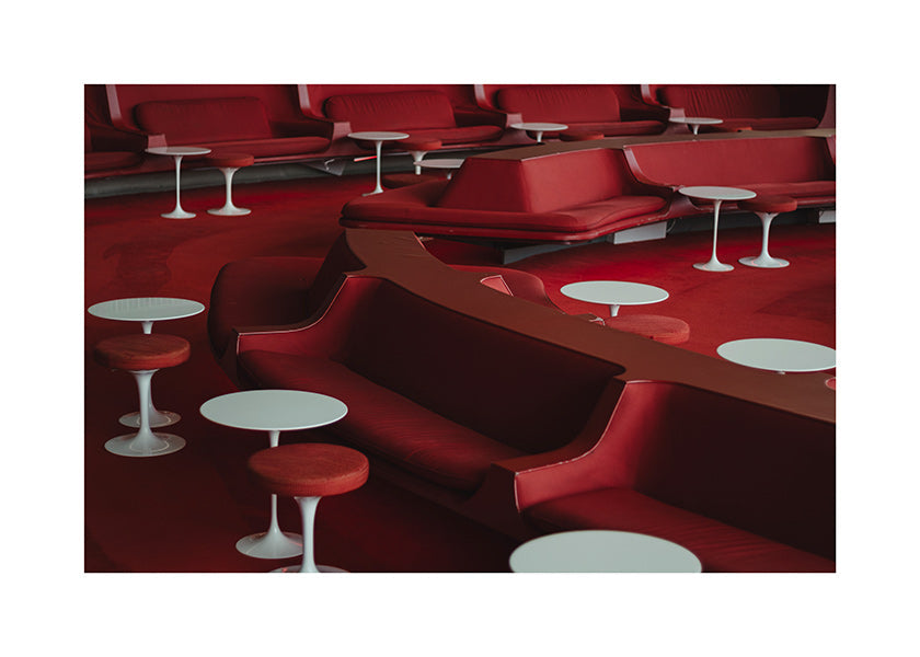 Fotografia lounge vermelha com assentos curvos