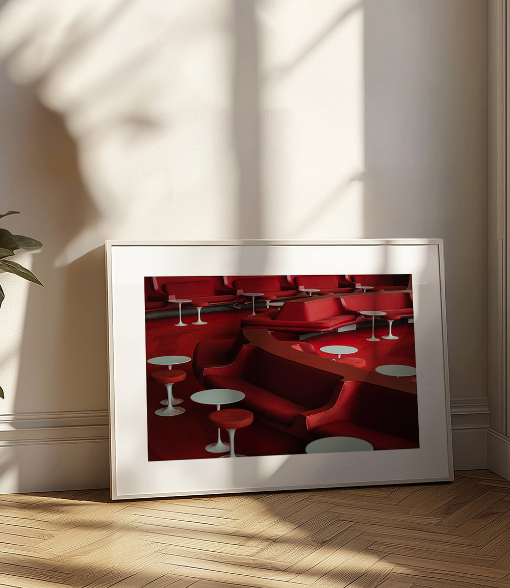 Fotografia lounge vermelha com assentos curvos